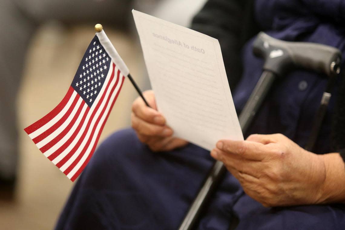 Approximately 120 people from the Valley took the oath of allegiance to the United States on February 16 during a naturalization ceremony in Fresno. María G. Ortiz-Briones/mortizbriones@vidaenelvalle.com