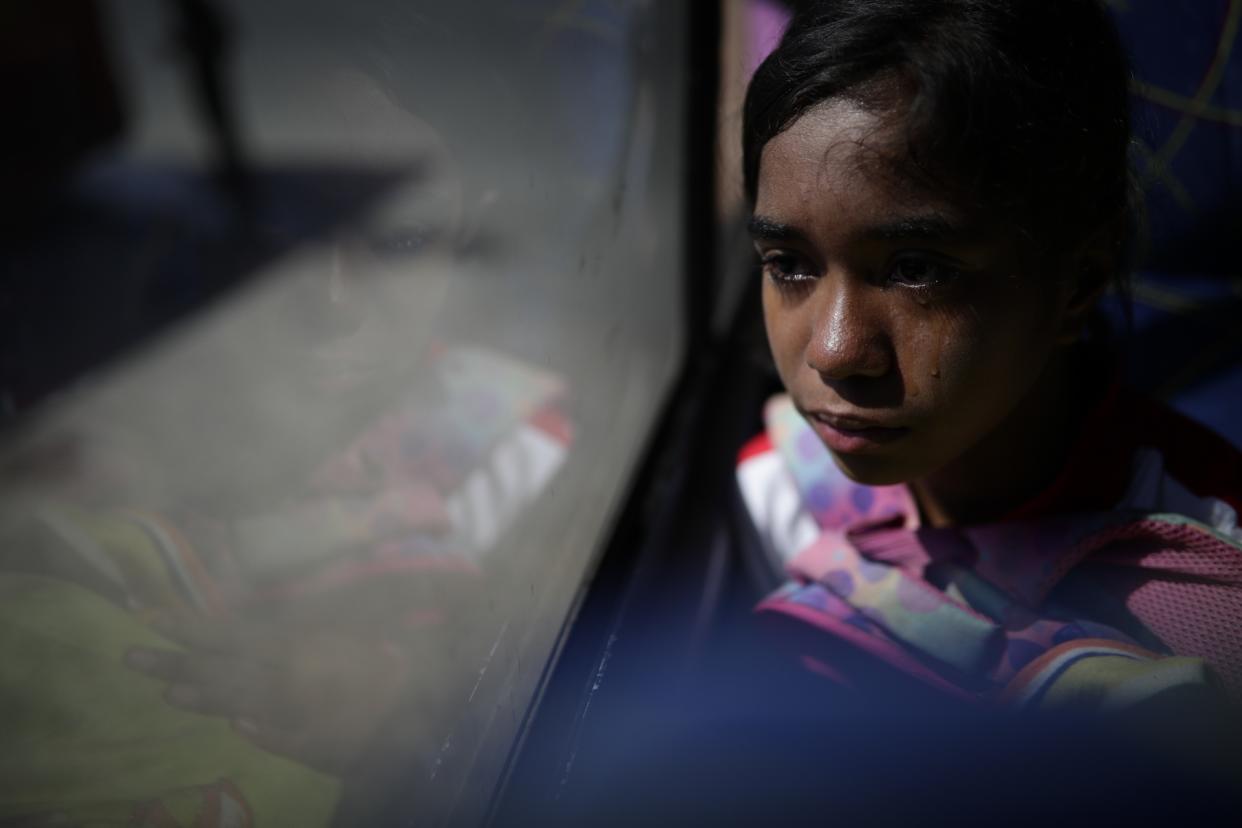 Una niña migrante observa con tristeza el camino que le ha tocado seguir para llegar a los Estados Unidos.