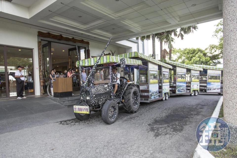 鄭越才特別把農村用車改裝成小火車，取名「捷運天牛號」，載入住的客人到附近景點遊玩。