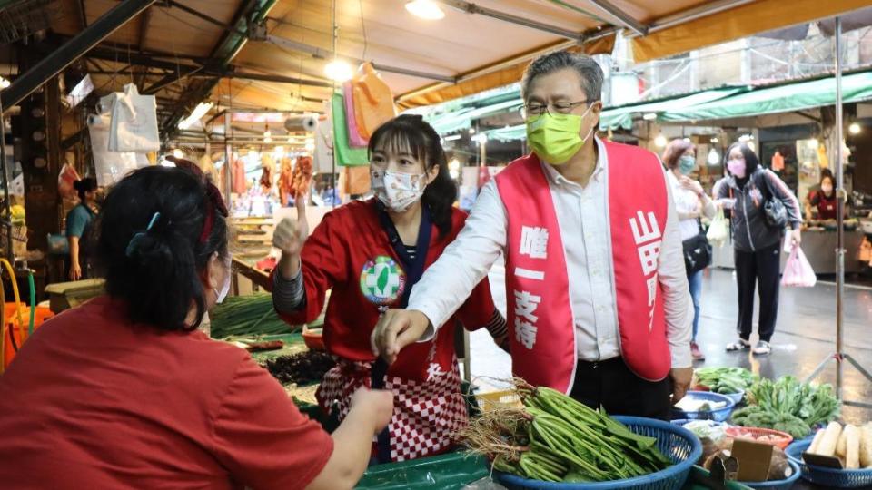 民進黨新北市板橋區市議員候選人山田摩衣今（8日）與金鐘歌王楊烈合體，一同到埔墘市場掃街拜票。（圖/山田摩衣辦公室提供）