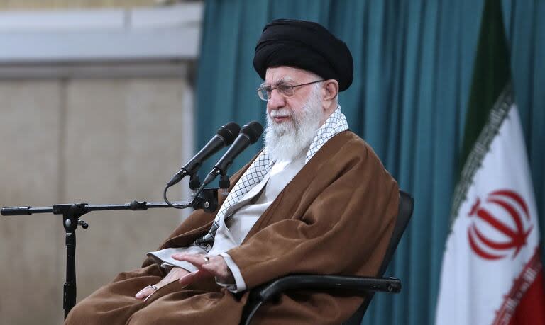 En esta fotografía publicada por el sitio web oficial de la oficina del líder supremo iraní, el líder supremo, el ayatolá Ali Khamenei, habla en una reunión con un grupo de familias de miembros de la Guardia Revolucionaria en Teherán, Irán, el domingo 19 de mayo de 2024.