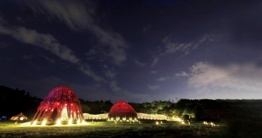 入夜後，「山那村」的燈光顏色不斷變換，別有一番風味。（圖／于魯光攝）