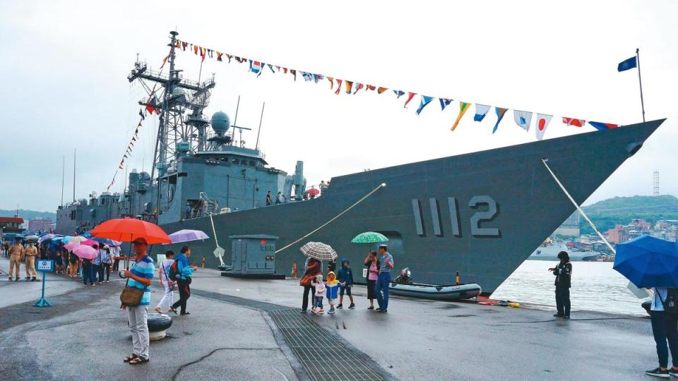 銘傳艦（圖）負責台灣海峽的重要巡防任務，卻傳出中校輔導長與女下士的不倫醜聞。（翻攝維基百科，Solomon203攝）