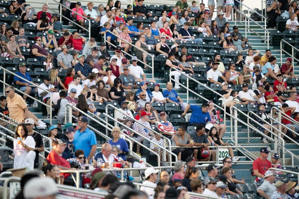 Aficionados de los Modesto Nuts ven el partido del 3 de julio con los Fresno Grizzlies en el John Thurman Field, en Modesto, California.