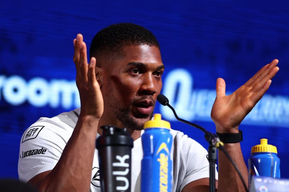 Anthony Joshua en rueda de prensa por su pelea con Daniel Dubois (Getty)