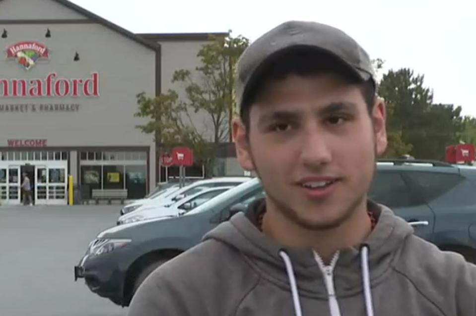 El joven Amir Shedyak frente al supermercado Hannaford en el que trabajaba en Essex, Vermont. (Captura de pantalla / WCAX)