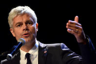 <p>Élu fin 2017 à la tête des Républicains, Laurent Wauquiez voit quelques figures marquantes (Xavier Bertrand, Alain Juppé, Dominique Bussereau…) de son parti quitter le navire. Accusé de “dérive droitière”, il doit ensuite faire face au refus catégorique de l’UDI de toute alliance. Alors que la majorité des sympathisants de droite regrette le manque d’opposition au gouvernement, LR peine à trouver sa place. Entre une opposition trop à droite, qui desservirait ses ambitions électorales, et un gouvernement Philippe, dont les propositions sont bien souvent en accord avec l’idéologie de droite. L’image de Laurent Wauquiez, jugée trop autoritaire, pose également problème. Peinant à rassembler la droite, le chef de parti doit composer avec la désunion des siens. En 2019, la droite devra se remettre en ordre de bataille, au risque de connaître une véritable débâcle aux européennes. Mais les profondes divergences internes sur la ligne à adopter pourrait bien compliquer la tâche de Laurent Wauquiez. (FRANCOIS LO PRESTI / AFP) </p>