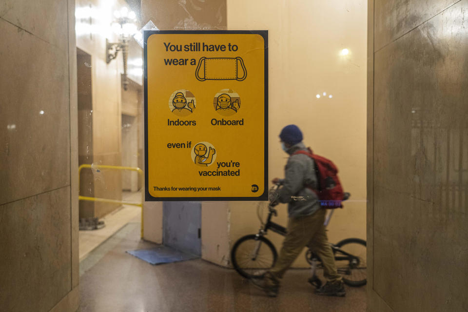 Requisitos de seguridad ante la COVID-19 en la Grand Central Terminal en Nueva York, 30 de marzo de 2022. (Hiroko Masuike/The New York Times)
