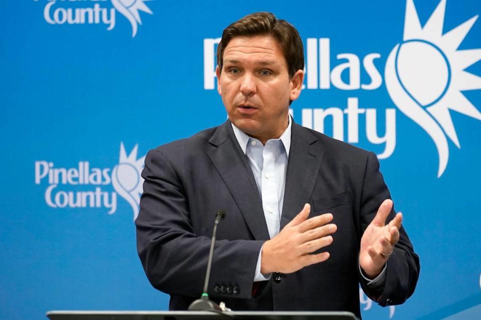 El gobernador de la Florida, Ron DeSantis, habla durante una conferencia de prensa en el Centro de Operaciones de Emergencia del Condado Pinellas, el lunes 26 de septiembre de 2022, en Largo, Florida. DeSantis estaba actualizando a los habitantes sobre la trayectoria del huracán Ian.