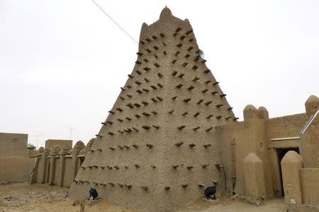A traditional mud structure stands in the Malian city of Timbuktu May 15, 2012. REUTERS/Adama Diarra/Files