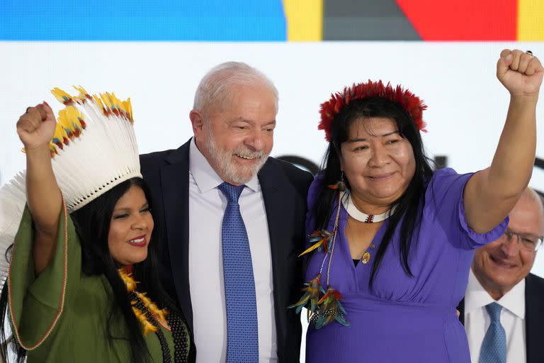 De izquierda a derecha, la nueva ministra de Pueblos Indígenas de Brasil, Sonia Guajajara, el presidente Luiz Inacio Lula da Silva, y la nueva jefa de Asuntos Indígenas, Joenia Wapichana, en la ceremonia de investidura de Lula en el Palacio Planalto, en Brasilia, el 11 de enero de 2023. (Foto AP/Eraldo Peres)