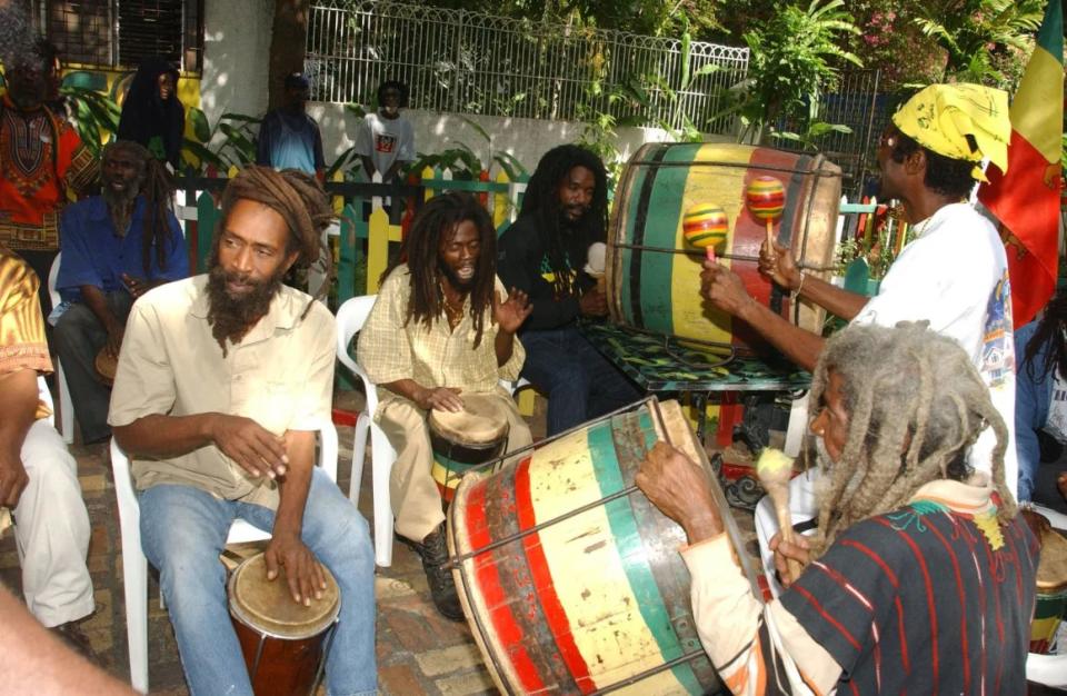 Los rastafaris tocan tambores africanos con motivo del 59 cumpleaños de la leyenda del reggae Bob Marley, el 6 de febrero de 2004, en Kingston, Jamaica. (Crédito: AP Photo/Collin Reid)