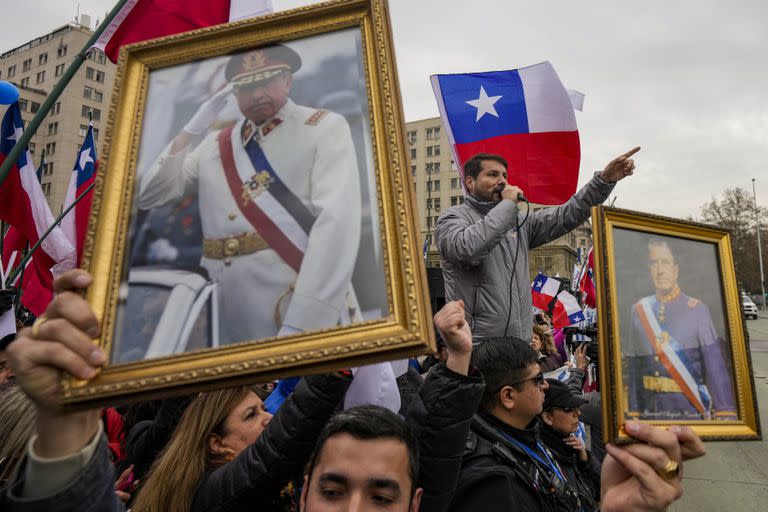 Partidarios de Augusto Pinochet se manifiestan cerca del Palacio de la Moneda, en Santiago de Chile. (AP Photo/Esteban Felix)