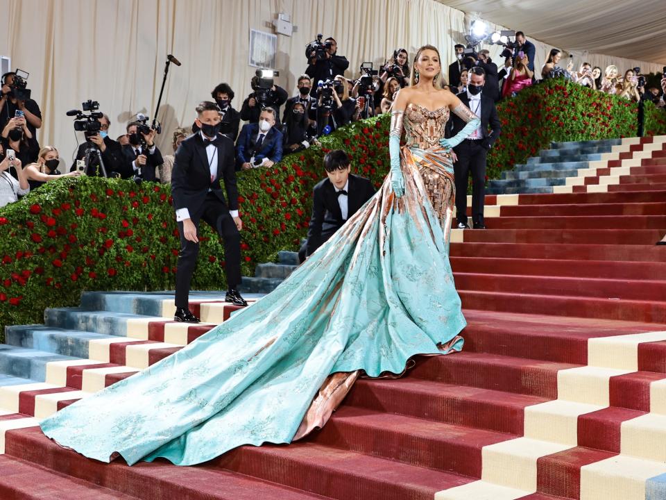 Lively's dress changed to green as an ode to the oxidization of the Statue of Liberty.