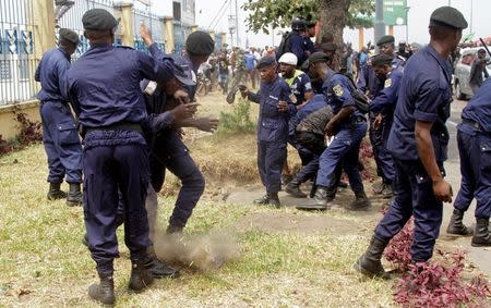 Congolese policemen clash with supporters of opposition leader Etienne Tshisekedi gathering to receive him upon his arrival at the airport in the Democratic Republic of Congo's capital Kinshasa, July 27, 2016, after nearly two-year stay overseas for medical treatment. REUTERS/Kenny Katombe