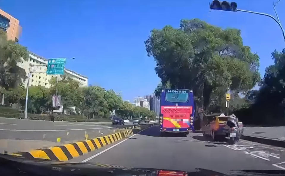 男騎士想要超車卻自撞計程車。（圖／翻攝自八卦村 - 行車紀錄器影片上傳中心臉書）