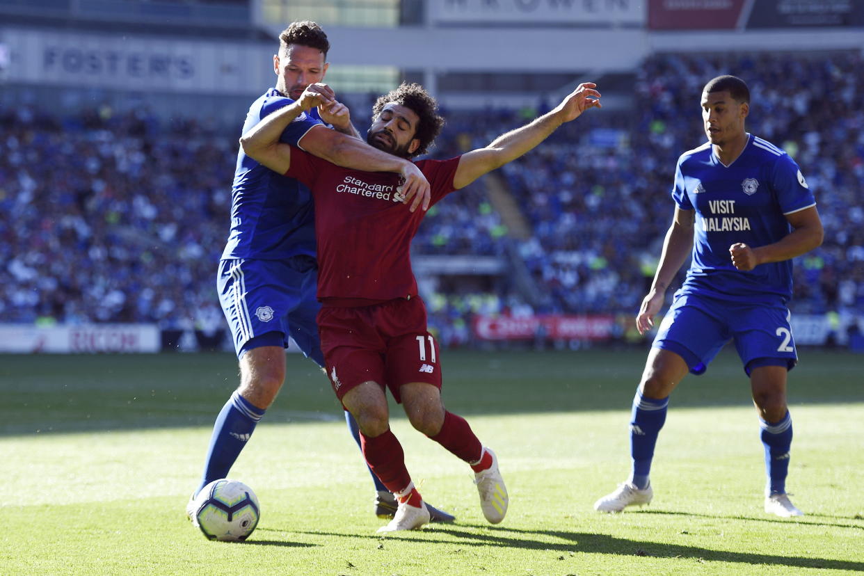 WO00. Cardiff (United Kingdom), 21/04/2019.- Liverpool's Mo Salah (C) is fouled by Cardiff's Sean Morrison (L) for a penalty during their English Premier League game at Cardiff City Stadium, Cardiff, Britain, 21 April 2019. (Reino Unido) EFE/EPA/WILL OLIVER EDITORIAL USE ONLY. No use with unauthorized audio, video, data, fixture lists, club/league logos or 'live' services. Online in-match use limited to 120 images, no video emulation. No use in betting, games or single club/league/player publications