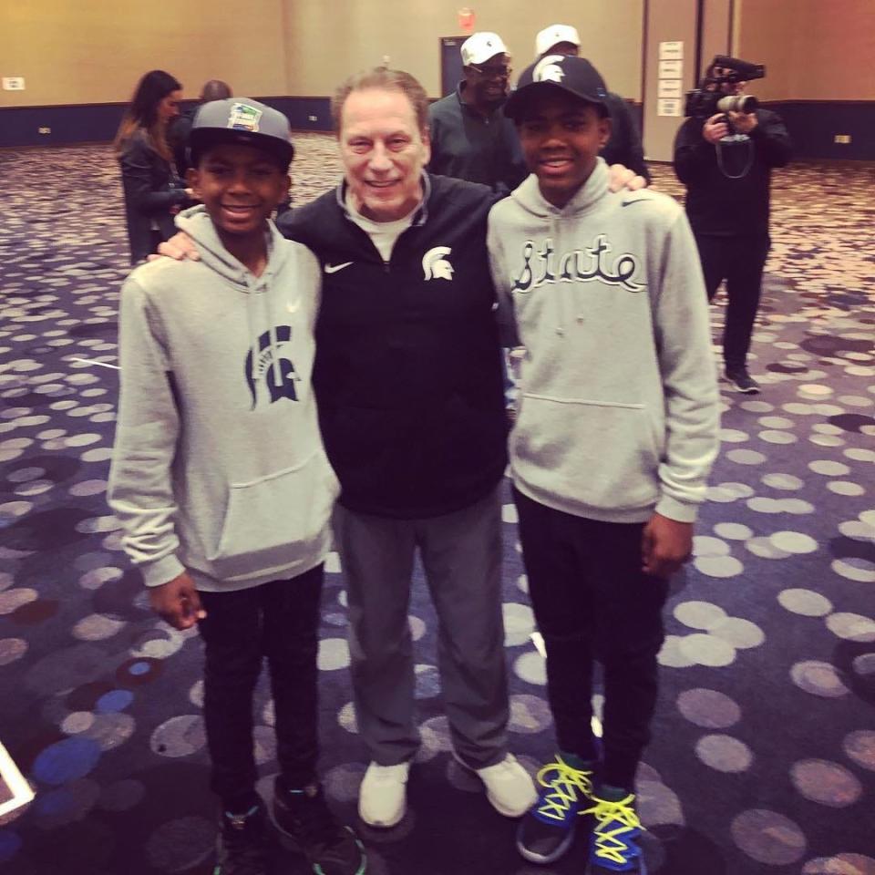 A young Jase Richardson and his brother Jaxon pose with Tom Izzo.