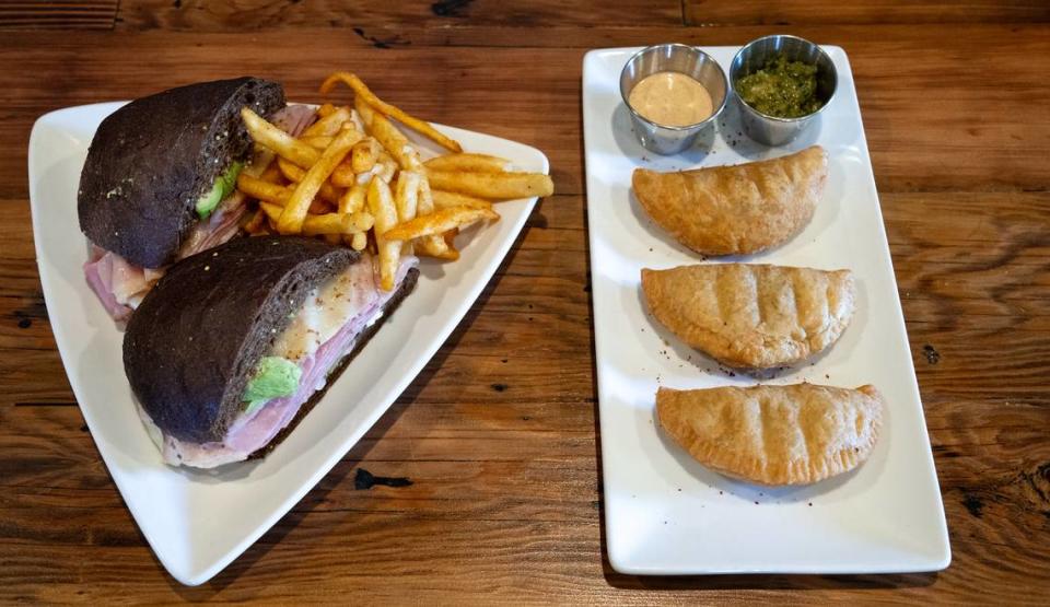 Sandwich de jamón bávaro y empanadas de pollo a la parrilla en el restaurante Cora de Roseburg Square en Modesto, California, el viernes 24 de mayo de 2024.