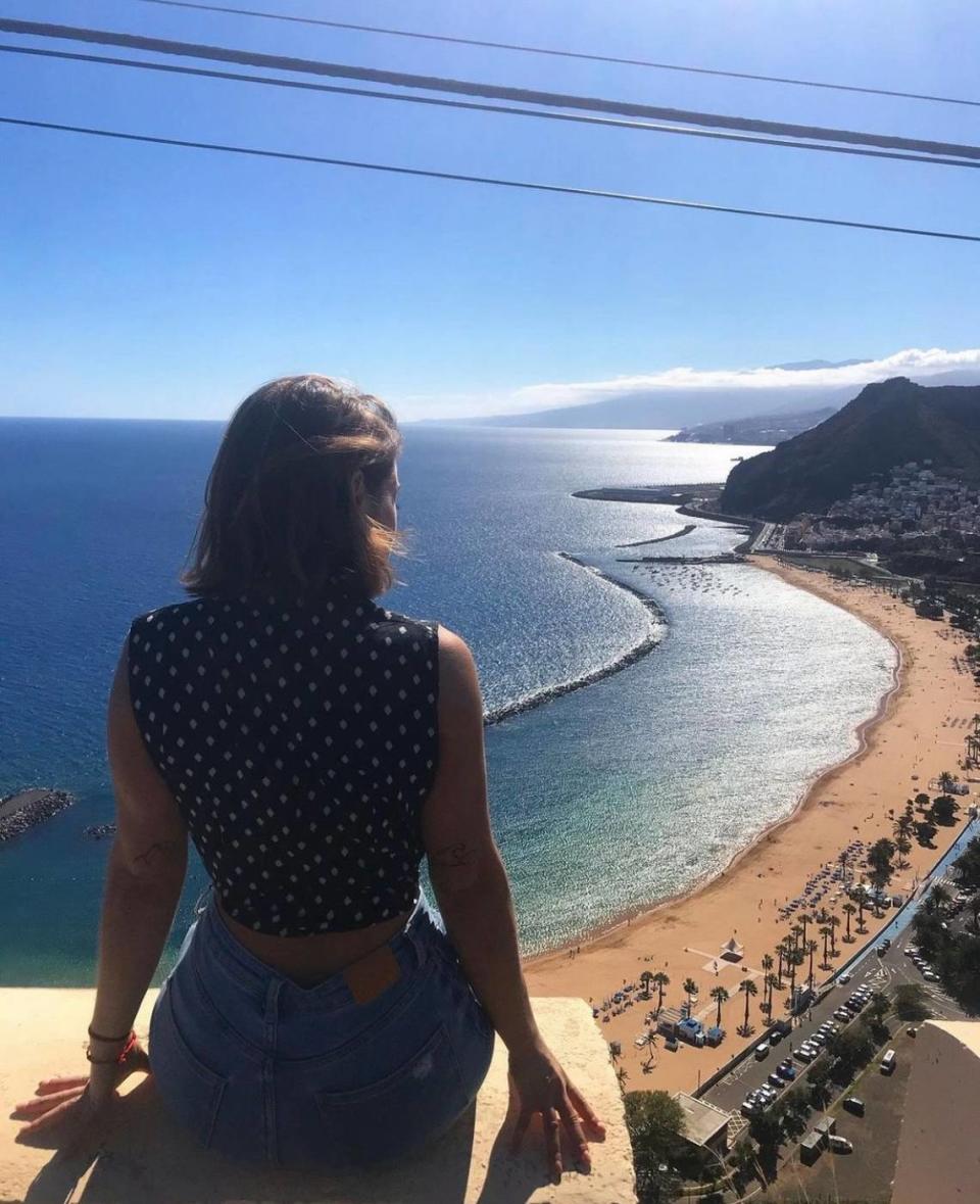 Vistas de la playa de las Teresitas, famosa por ser una de las pocas del norte de la isla de arena dorada, procedente del desierto del Sáhara.