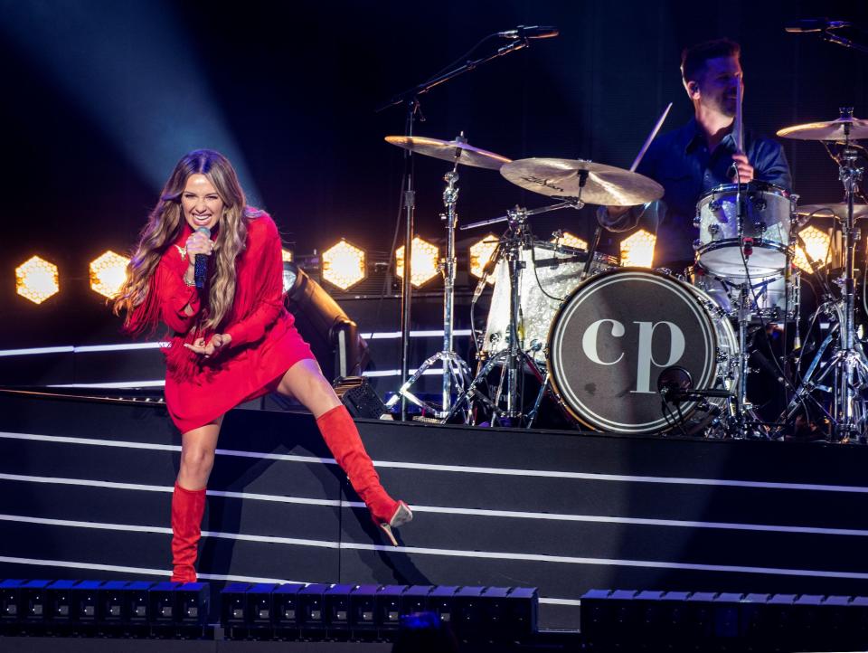 Carly Pearce made it fun as chief support for Tim McGraw in Pittsburgh.
