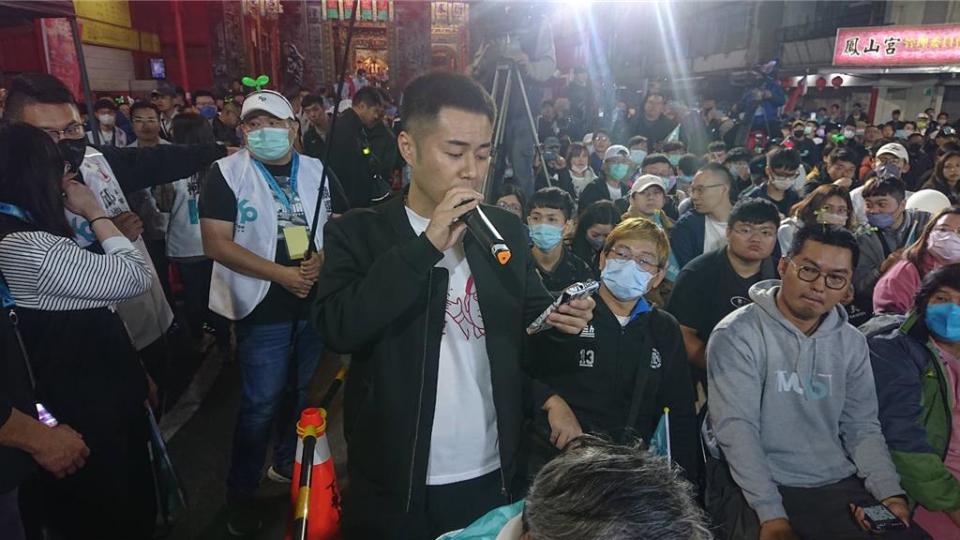 台南殺警案殉職警曹瑞傑哥哥曹瑞龍8日現場提問柯文哲有關廢死問題。（程炳璋攝）