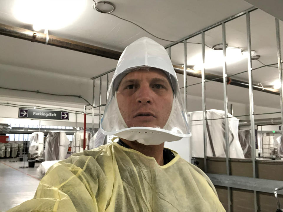 Selfie del doctor Jacob Keeperman en la apertura de una sala adicional para pacientes de coronavirus en el estacionamiento del Renown Transfer and Operations Center de Reno, Nevada, tomada el 12 de noviembre del 2020. La foto está circulando en las redes sociales como ejemplo falso de que el COVID-19 es un engaño. (Jacob Keeperman/Renown Regional Medical Center via AP)