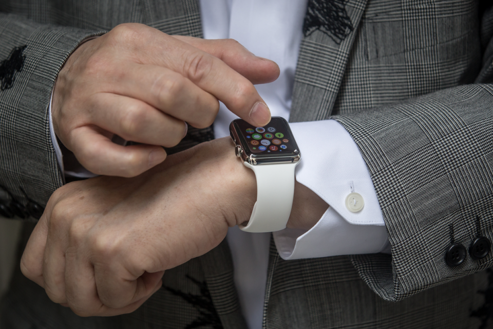 Hajime Shimada muestra su Apple Watch recién comprado a la salida de una tienda boutique ubicada en Tokyo (Japón), el 24 de abril de 2015 (Getty Images)