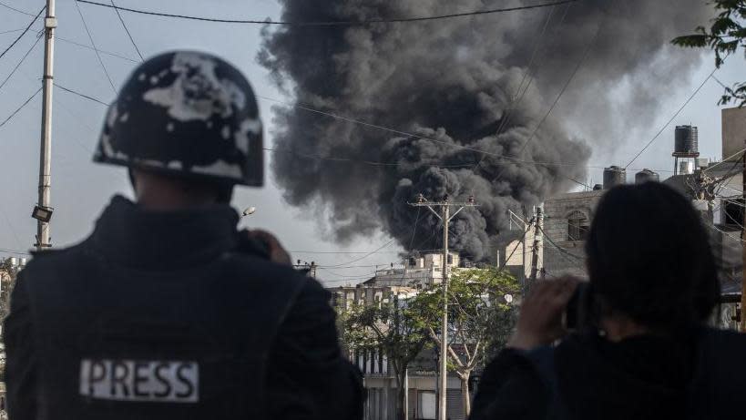 Unos periodistas registrando los ataques israelíes en Rafah.