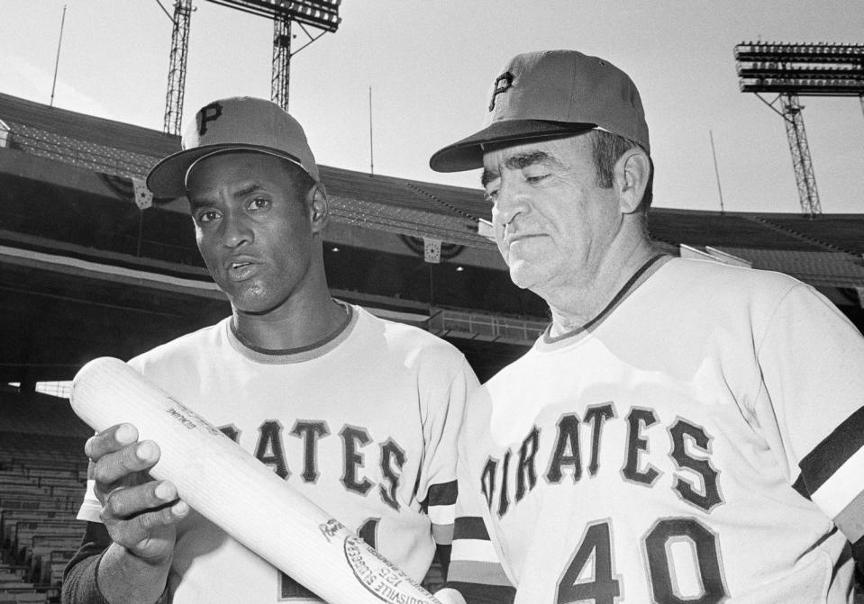 Roberto Clemente, left, talks with manager Danny Murtaugh