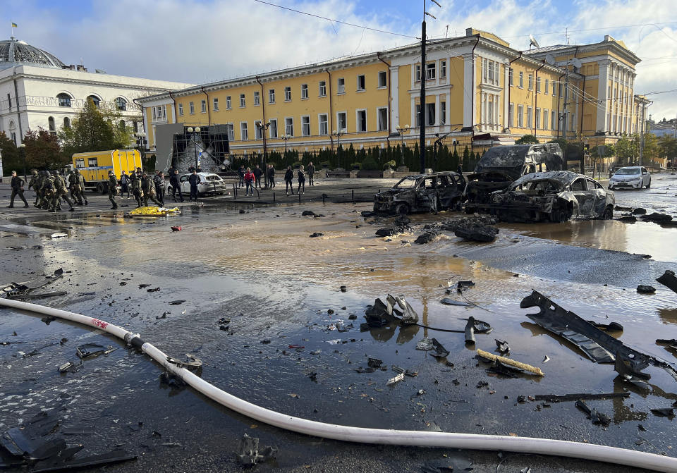 ARCHIVO - Rescatistas supervisan el lugar de un ataque ruso en Kiev, Ucrania, el lunes 10 de octubre de 2022. (AP Foto/Adam Schreck, Archivo)