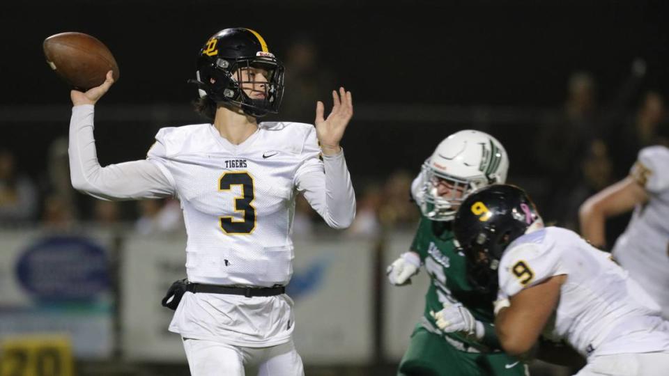 Jace Gomes passes. San Luis Obispo High School won 17-14 over Templeton in the last game of football’s regular football.