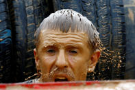 <p>Beim alljährlichen Bison-Rennen im weißrussischen Lahojsk müssen die Teilnehmer verschiedene Hindernisse überwinden. Wer mitmachen will, darf sich für nichts zu schade sein. (Bild: Reuters/Vasily Fedosenko) </p>