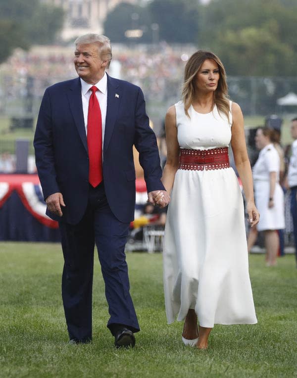 Melania Trump con vestido blanco midi