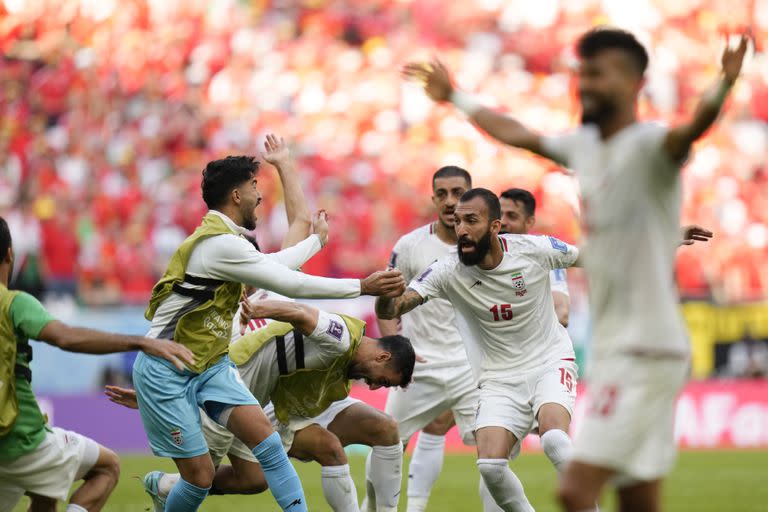 El festejo desaforado de los jugadores de Irán tras el gol de Rouzbeh Cheshmi, para el 1-0 parcial sobre Gales