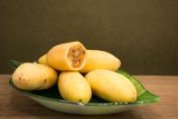 Diese Frucht könnte eine Kreuzung aus Passionsfrucht - mit welcher sie verwandt ist - und einer Banane sein: Die Curuba stammt aus den kolumbianischen Anden und ihr Geschmack lässt sich mit dem eines säuerlich-aromatischen Apfels vergleichen. Gewöhnungsbedürftig ist dagegen ihre geleeartige Konsistenz. (Bild: iStock / Samuel Garces)