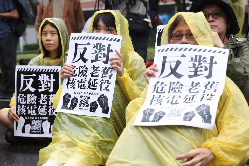 全國廢核行動平台「427反核佔領行動十週年 立院前集會抗議」。廖瑞祥攝