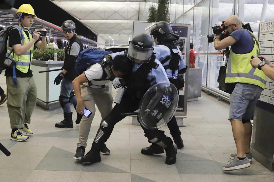 15 fotos que muestran la violencia de los enfrentamientos entre policía y manifestantes en el aeropuerto de Hong Kong