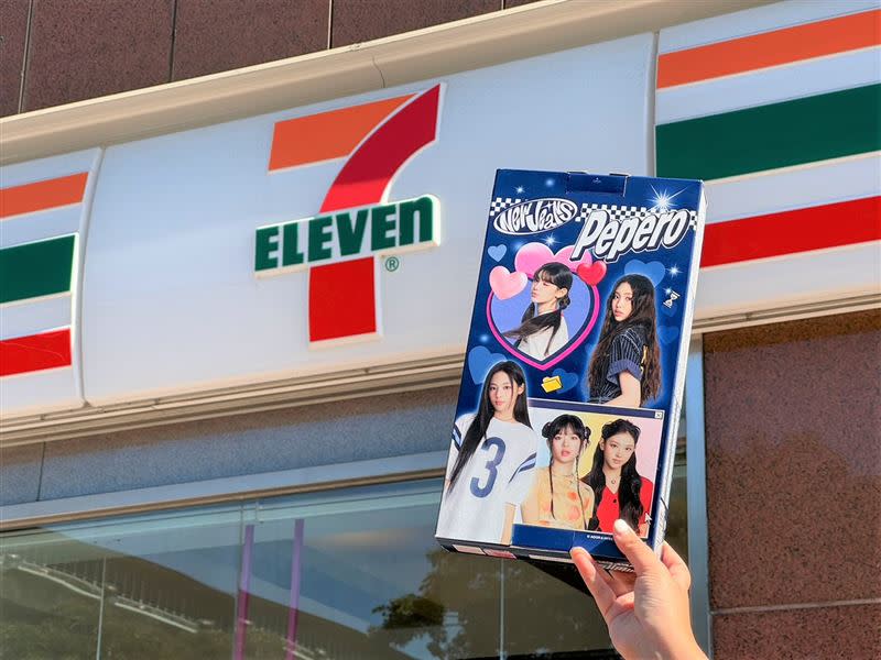 7-ELEVEN全台限定門市近日將開賣韓國超夯零食品牌Pepero與以Y2K特色風格新興人氣女團NewJeans聯名巧克力棒(綜合口味)。（圖／超商業者提供）