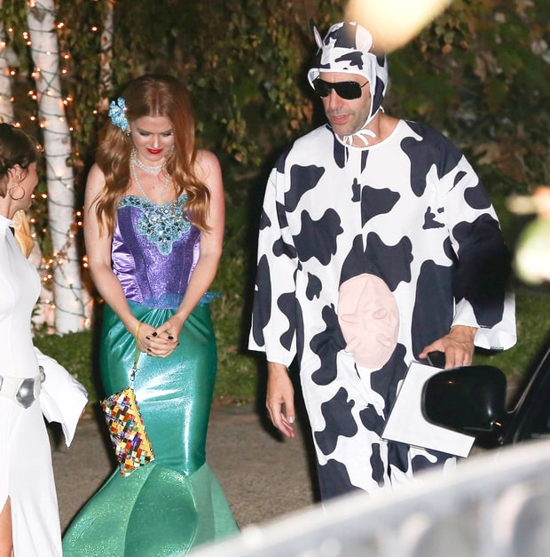 la Fisher como la Sirenita y su marido Sascha Baron Cohen vestido de vaca.