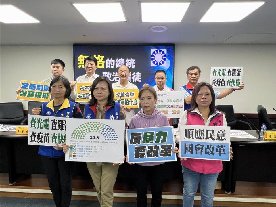 國民黨台南市黨部主委、立委謝龍介27日偕台南市議會國民黨團舉行「無格總統、政治騙徒」記者會，痛批賴清德總統搞雙標。（洪榮志攝）