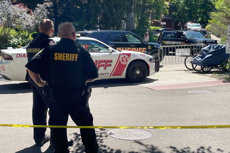 Dos policías vigilan en la Institución Chautauqua después de que el escritor Salman Rushdie fue atacado durante una conferencia, el viernes 12 de agosto de 2022, en Chautauqua, Nueva York. (AP Foto/Joshua Goodman)