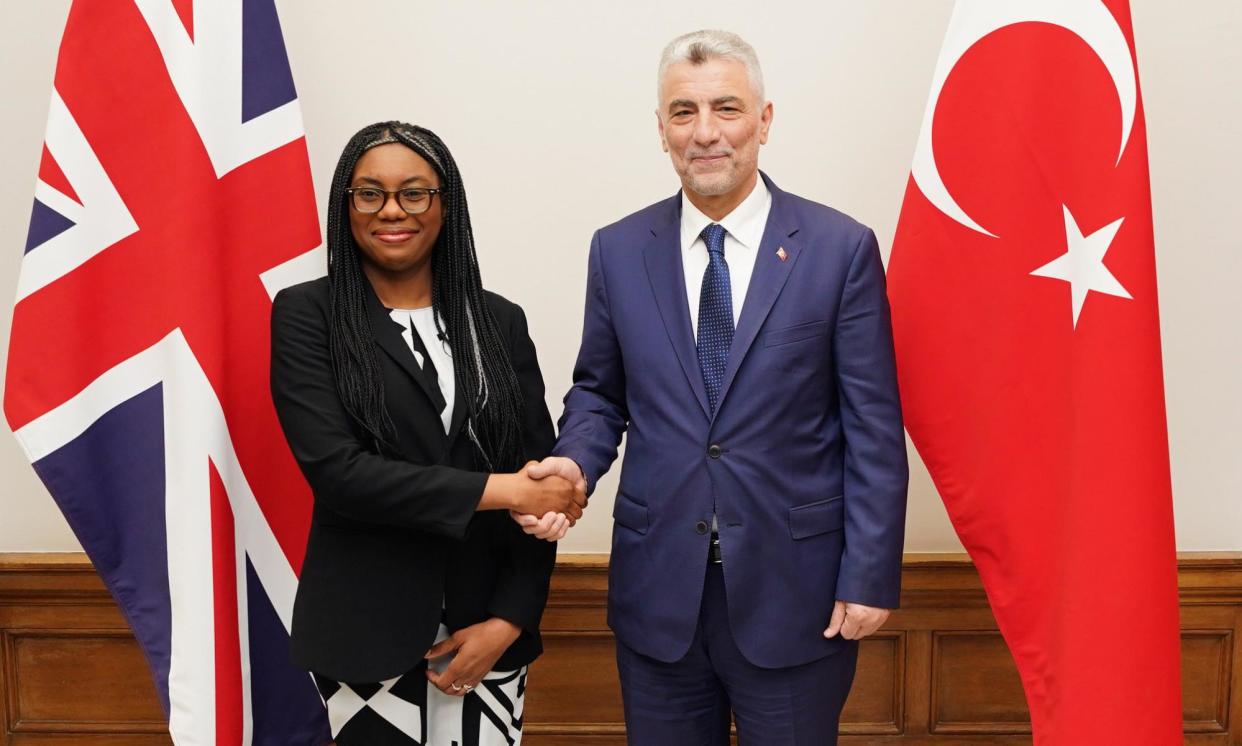 <span>Britain’s business secretary, Kemi Badenoch, greets Turkey’s trade minister, Ömer Bolat, at the start of talks in London on an upgraded free trade agreement.</span><span>Photograph: Jordan Pettitt/PA</span>