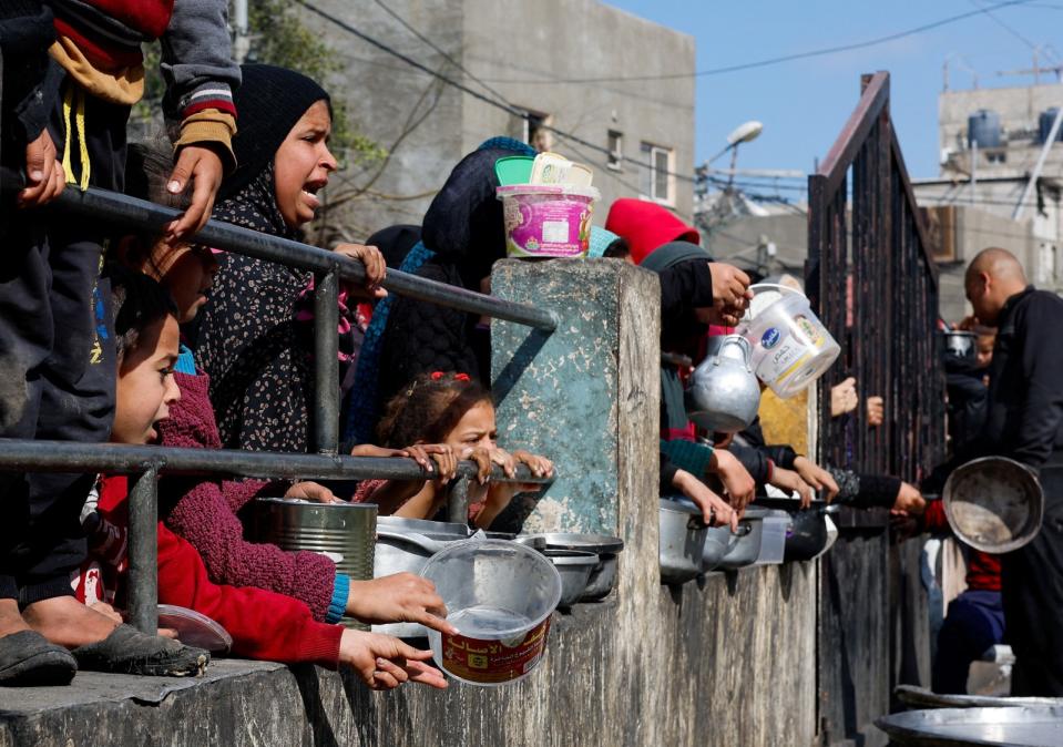巴勒斯坦兒童2月20日在拉法排隊領食物。路透社