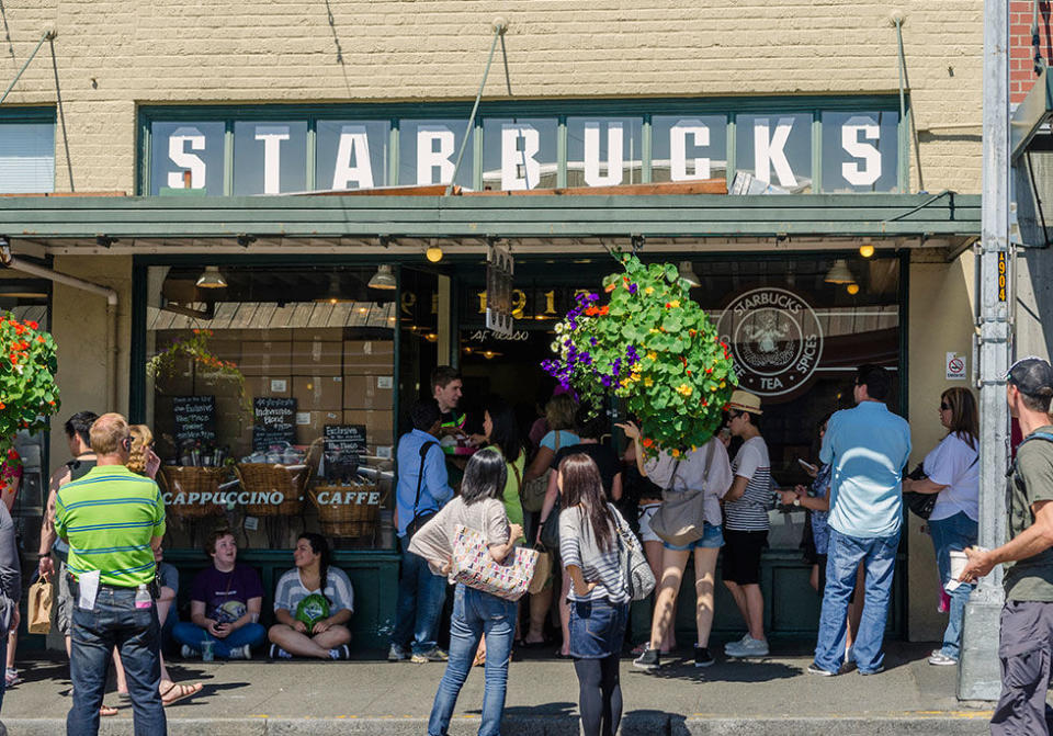 1971: Starbucks Opens