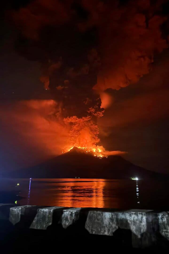 En esta imagen difundida por la Agencia Regional de Manejo de Desastres de Sitaro, se puede ver lava ardiente que brilla en el cráter del monte Ruang durante su erupción en la isla Sangihe, el miércoles 17 de abril de 2024, en Indonesia. (BPBD Sitaro vía AP)