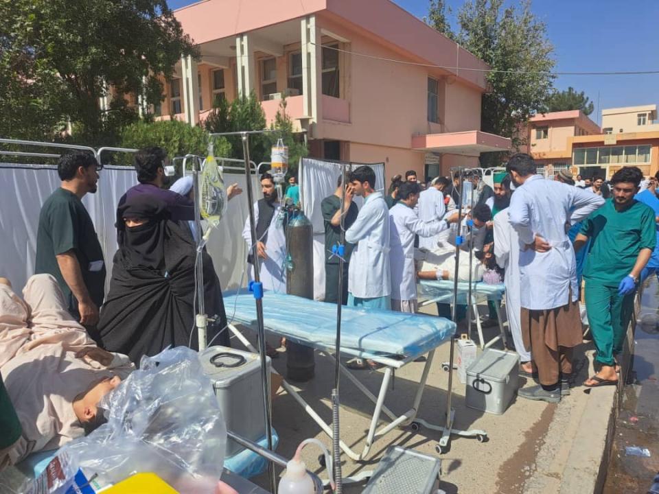 2023年10月7日，阿富汗赫拉特發生規6.3地震和數次強烈餘震，醫院接納的傷者多到只能暫時在戶外吊點滴。翻攝推特@WHOAfghanistan
