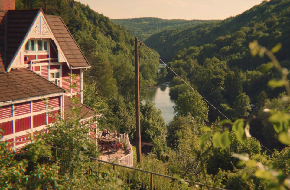 Otis (Asa Butterfield) vive con su madre (interpretada por Gillian Anderson) en una casa centenaria situada en Goodrich (Reino Unido) con vistas al río Wye. Cuando se acabe el confinamiento puedes dormir en ella porque se puede alquilar para pasar unas vacaciones. (Foto: Netflix)