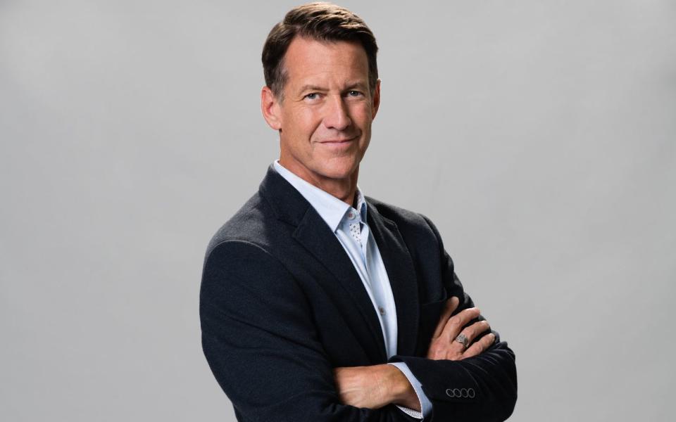 Für James Denton gab es ein Leben nach den "Desperate Housewives": Seit 2015 spielt er eine der Hauptrollen in der Fantasy-Dramedy "Good Witch" (Bild). Als Arzt und alleinerziehender Vater Sam Radford zieht er mit seinem Sohn Nick in eine Kleinstadt und lernt dort die titelgebende "gute Hexe" Cassie kennen und lieben. (Bild: Hallmark Channel)