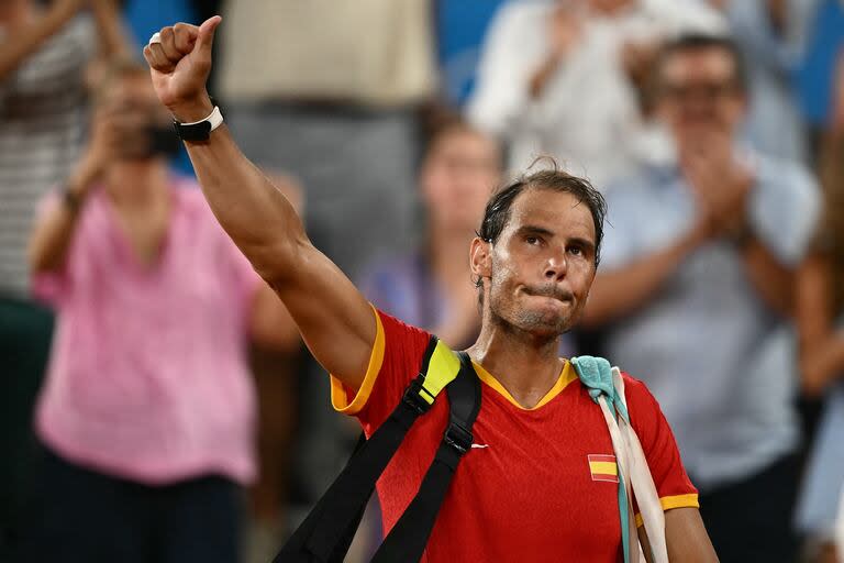 El último saludo y... ¿el último partido? Rafael Nadal y Carlos Alcaraz cayeron en dobles y el mallorquín cerró su ciclo olímpico, nada menos que en el Philippe-Chatrier de Roland Garros